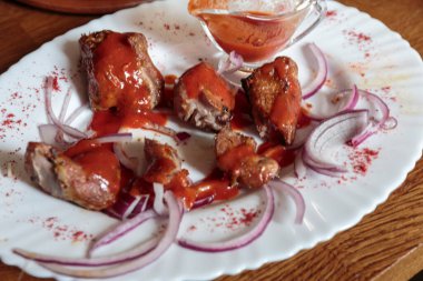 Ketçap ve soğanlı kebap. Orta Doğu yemekleri.