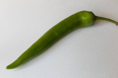 Beyaz arka planda acı kırmızı biber.