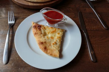 Tabakta taze peynirli pizza, baharatlı ketçaplı sürahi. İtalyan geleneksel aperatif.