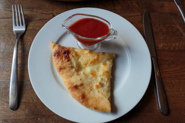 Tabakta taze peynirli pizza, baharatlı ketçaplı sürahi. İtalyan geleneksel aperatif.