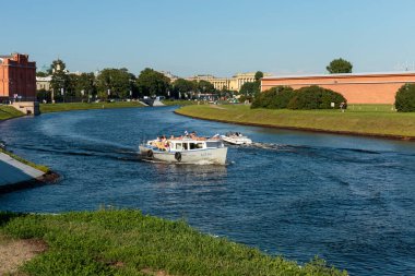Azize Peter Burgusu, Rusya, 14 Temmuz, 2018. Turistlerle eğlence tekneleri, tarihi Saint Petersburg 'da nehirlerde ve kanallarda yüzmek..