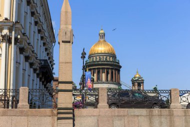 Saint-PETERSBURG, Rusya, 16 Temmuz 2018. St. Isaac Meydanı 'ndaki tarihi St. Petersburg' da taşkın anıtı. Güneşli bir günde Moika nehrinden manzara.