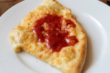 Baharatlı ketçaplı taze peynirli pizza. İtalyan geleneksel aperatif.