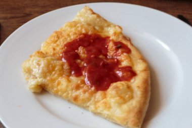 Baharatlı ketçaplı taze peynirli pizza. İtalyan geleneksel aperatif.