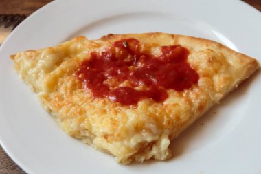 Baharatlı ketçaplı taze peynirli pizza. İtalyan geleneksel aperatif.