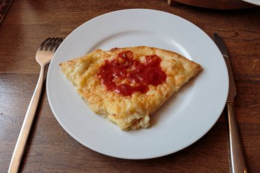 Baharatlı ketçaplı taze peynirli pizza. İtalyan geleneksel aperatif.