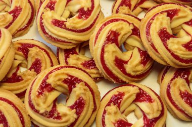 Beyaz arka planda çilek reçelli kurabiyeler..