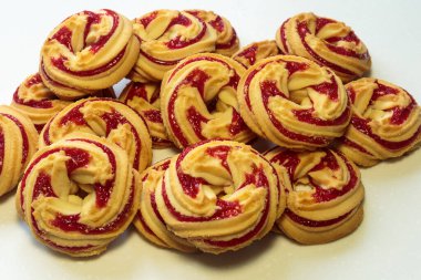 Beyaz arka planda çilek reçelli kurabiyeler..