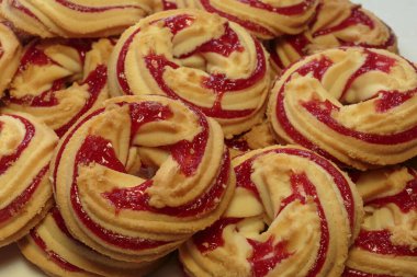 Beyaz arka planda çilek reçelli kurabiyeler..