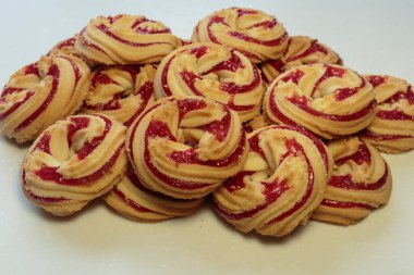 Beyaz arka planda çilek reçelli kurabiyeler..