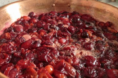 Kaynamış erik reçeli. Bakır leğen kemiğinde erik şurubu ve şeker karışımı pişiyor..