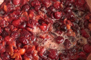 Kaynamış erik reçeli. Bakır leğen kemiğinde erik şurubu ve şeker karışımı pişiyor..