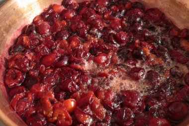 Kaynamış erik reçeli. Bakır leğen kemiğinde erik şurubu ve şeker karışımı pişiyor..