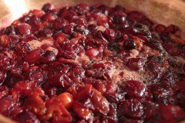 Kaynamış erik reçeli. Bakır leğen kemiğinde erik şurubu ve şeker karışımı pişiyor..