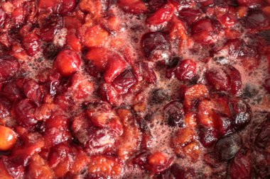 Kaynamış erik reçeli. Bakır leğen kemiğinde erik şurubu ve şeker karışımı pişiyor..