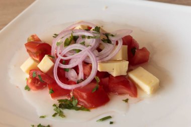 Domatesli, peynirli ve biberli taze salata. Vejetaryen yemeği kavramı.