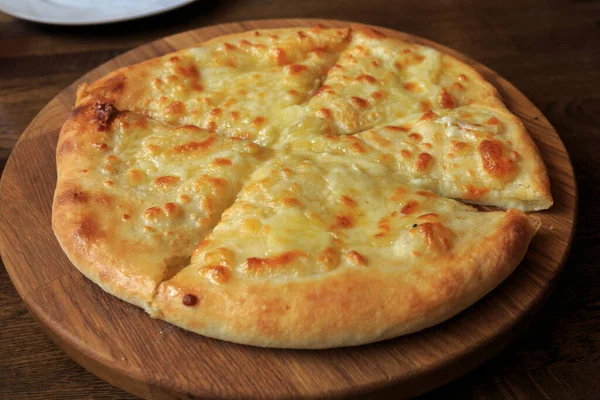 Φρέσκο Τυρί Πίτσα Ξύλινο Πιάτο Στο Τραπέζι Ιταλικό Παραδοσιακό Ορεκτικό — Φωτογραφία Αρχείου