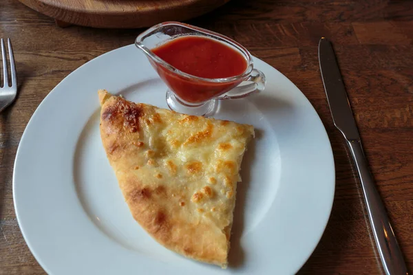 Шматок Свіжої Сирної Піци Тарілці Гострим Кетчупом Італійський Традиційний Апетит — стокове фото