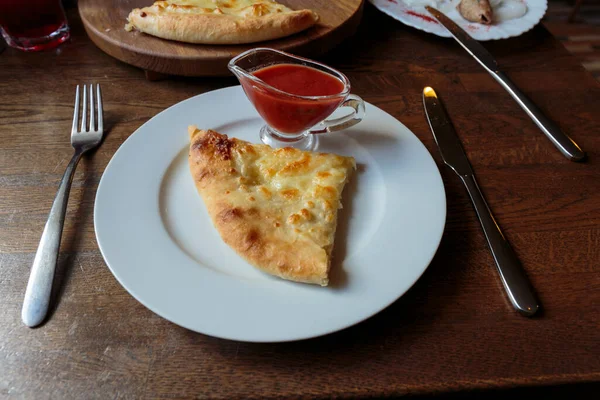 Krajíc Čerstvé Sýrové Pizzy Talíři Džbán Pikantním Kečupem Tradiční Italský — Stock fotografie