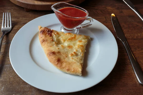 Tabakta taze peynirli pizza, baharatlı ketçaplı sürahi. İtalyan geleneksel aperatif.