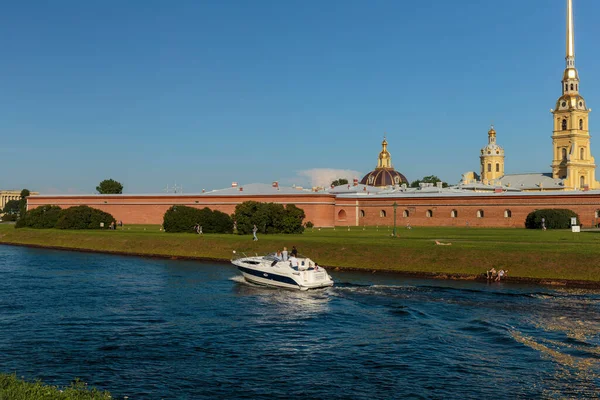 Saint Petersburg Ryssland Juli 2018 Fritidsbåtar Med Turister Flyta Floder — Stockfoto