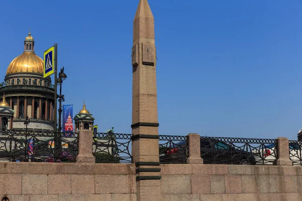 Saint-PETERSBURG, Rusya, 16 Temmuz 2018. St. Isaac Meydanı 'ndaki tarihi St. Petersburg' da taşkın anıtı. Güneşli bir günde Moika nehrinden manzara.