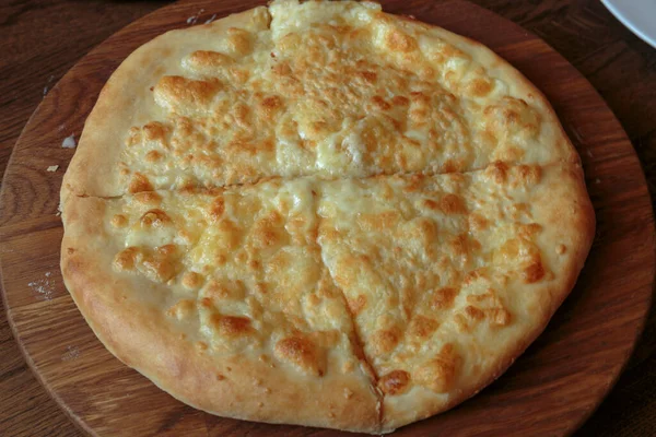 Masadaki Ahşap Tabakta Taze Peynirli Pizza Talyan Geleneksel Aperatifi Yüksek — Stok fotoğraf