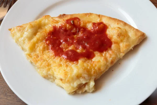 Baharatlı ketçaplı taze peynirli pizza. İtalyan geleneksel aperatif.