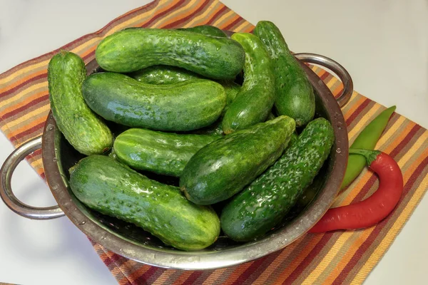 Concombres Frais Avec Des Gouttes Eau Dans Une Passoire Gherkin — Photo