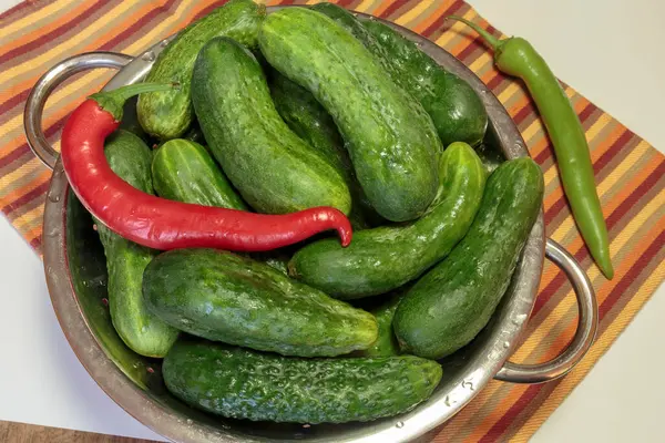 Concombres Frais Avec Des Gouttes Eau Dans Une Passoire Gherkin — Photo