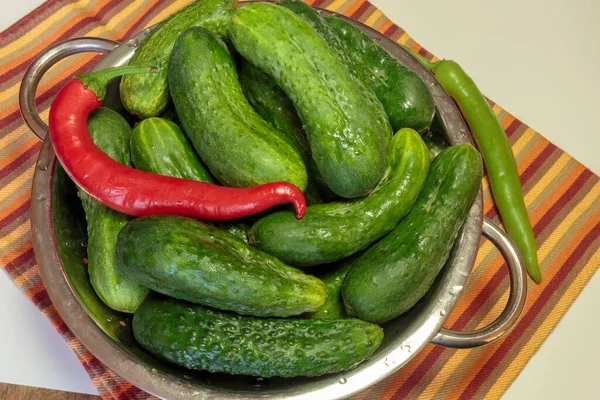 Concombres Frais Avec Des Gouttes Eau Dans Une Passoire Gherkin — Photo