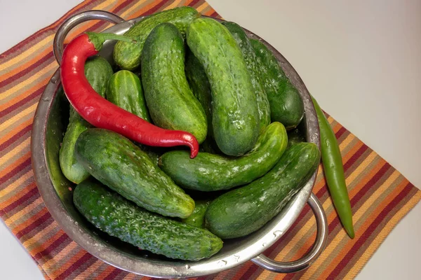 Frische Gurken Mit Wassertropfen Sieb Gurken Als Vegane Kost — Stockfoto