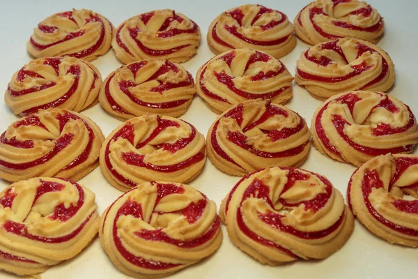 Beyaz arka planda çilek reçelli kurabiyeler..