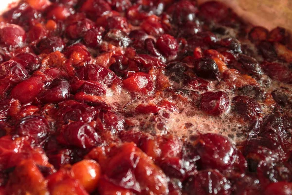 Kaynamış erik reçeli. Bakır leğen kemiğinde erik şurubu ve şeker karışımı pişiyor..