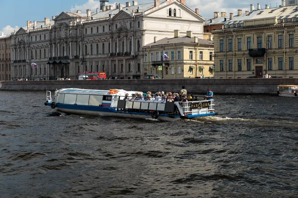 Saint Petersburg Ryssland Juli 2018 Fritidsbåtar Med Turister Flyta Floder — Stockfoto