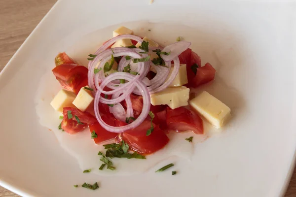 Domatesli, peynirli ve biberli taze salata. Vejetaryen yemeği kavramı.