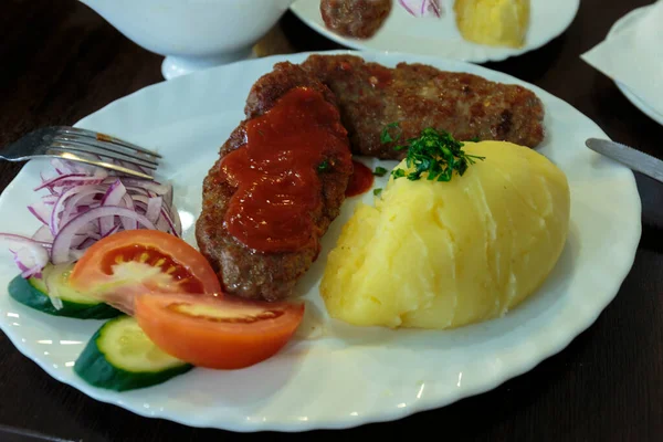 Vleeskeuken Varkensvlees Kotelet Geserveerd Een Schotel Met Aardappelpuree Restaurantschietpartij — Stockfoto