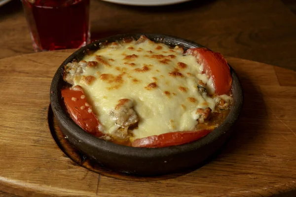 Kızartma tavasında et, sebze ve peynirle pişirilmiş. Akdeniz mutfağı tabağı. Restoran çatışması..
