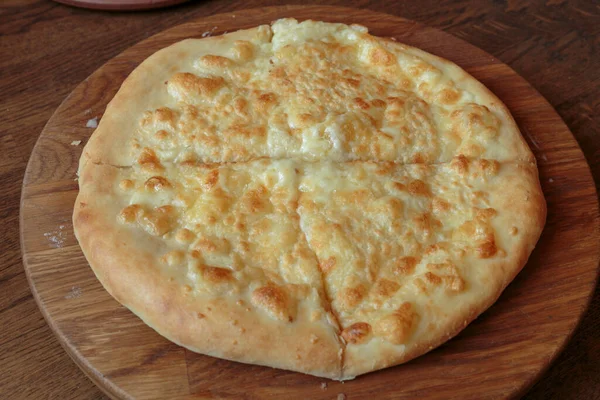 Masadaki Ahşap Tabakta Taze Peynirli Pizza Talyan Geleneksel Aperatifi Yüksek — Stok fotoğraf