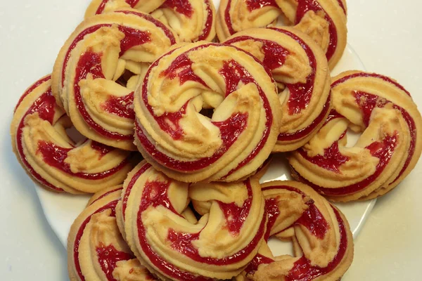 Erdbeerkekse Auf Einem Weißen Teller Shortbread Kekse Mit Erdbeermarmelade Auf lizenzfreie Stockbilder