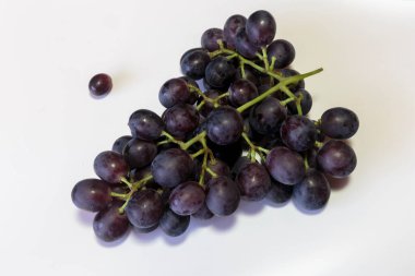 Beyaz arka planda kırmızı üzüm dalı. Vejetaryen yemeği.