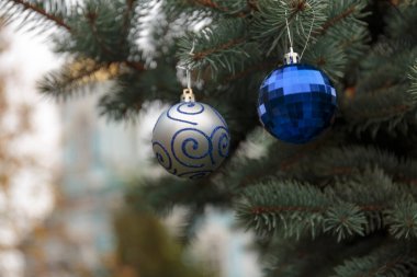 Noel ağacında kristal toplar.