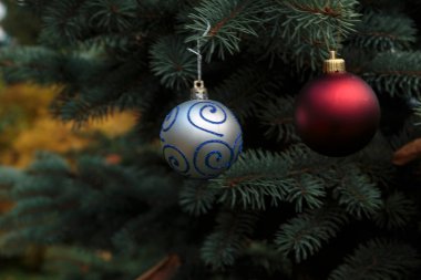 Noel ağacında kristal toplar.