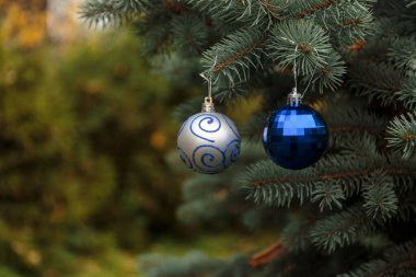 Noel ağacında kristal toplar.