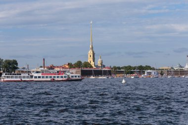 SAINT-PETERSBURG, Rusya, Temmuz, 09, 2018. Turistlerle eğlence tekneleri, Saint Petersburg 'un tarihi merkezinde nehirlerde ve kanallarda yüzmek..