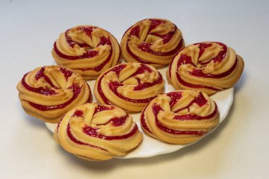 Lezzetli çilekli kurabiyeler.