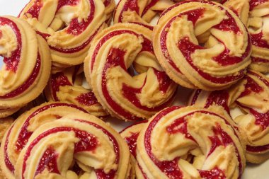 Lezzetli çilekli kurabiyeler.