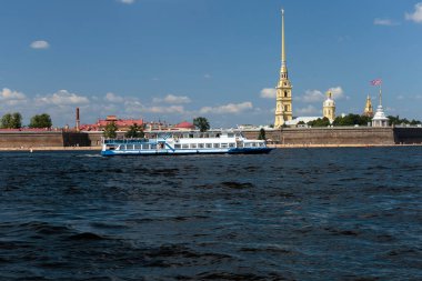 Aziz Peter Burgusu, Rusya, Temmuz, 25, 2018. Turistlerle eğlence tekneleri, tarihi Saint Petersburg 'da nehirlerde ve kanallarda yüzmek..