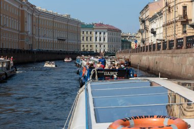 Saint-PETERSBURG, Rusya, 28 Temmuz, 2018. Turistlerle eğlence tekneleri, tarihi Saint Petersburg 'da nehirlerde ve kanallarda yüzmek..