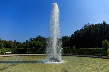 Saint Petersburg, Rusya 'da bir halk parkında güzel, yüksek, güçlü çeşmeler.